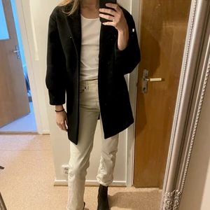 Kappa - Säljer denna klassiska snygga svarta kappan då jag har för mycket jackor och behöver rensa! Den har en snygg passform, med oversized fit. Den är i storlek XS, passar även S (jag är S) men då är den inte lika overzised! från H&M, köpt 2017. Går även att knäppa!🖤 