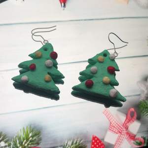 Fina handgjorda örhängen, perfekta för julen! ❤️