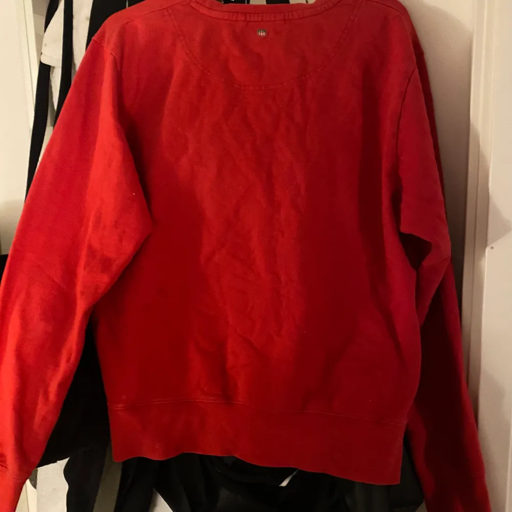 Skit snygg röd äkta Gant sweatshirt. Använd ca. 3 gånger och är i jätte bra skick. Storlek M men passar även S och L. Köparen står för frakt💕. Tröjor & Koftor.