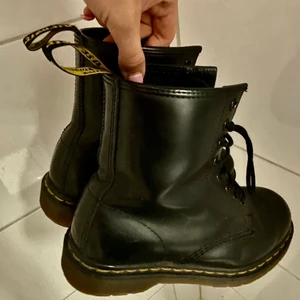 Dr.Martens Kängor  - Dr. Martens Kängor i strl 37,5 men tycker de är väldigt rymlig så en 38a skulle absolut kunna ha också. Jag är 36,5-37 så de är lite stora för mig men jag har kört tjocksockar 🙏🏼 kommer inte till användning! 