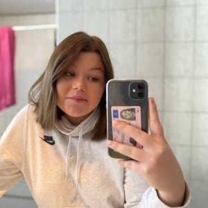 Nike hoodie - Nike hoodie med en hög hals! I bra skick! Storlek medium! Den är väldigt skön och stor i storleken! Köparen står för frakt! Storlek medium