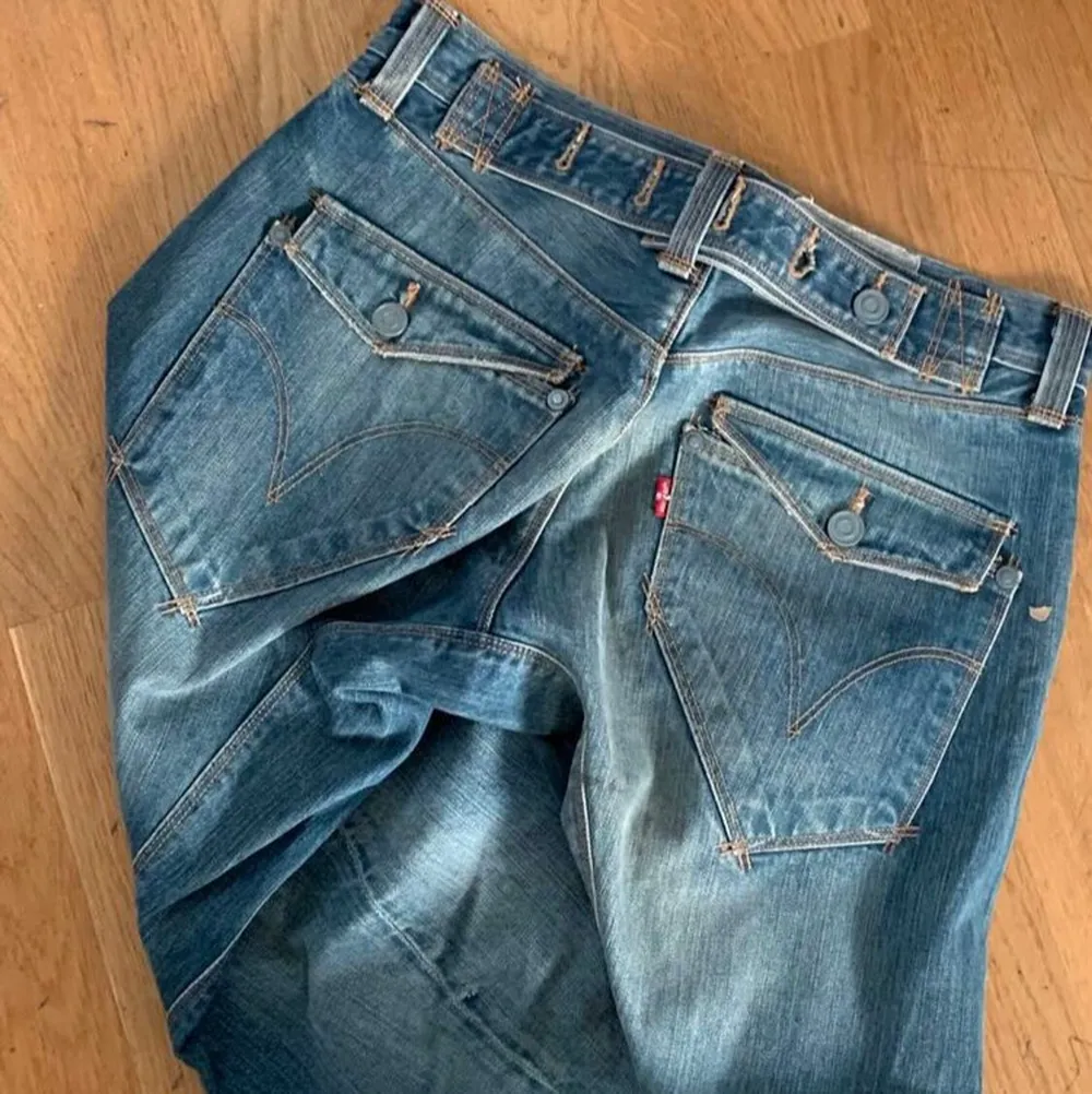 intressekoll på dessa jeans, jättecoola bra skick jag är 175 och de sitter som på bild 2. stl w28/l32. Jeans & Byxor.