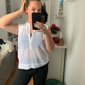 Skjort-linne från Vero Moda - Ett fint vitt linne i typ mesh-tyg från VeroModa. Storlek: S. Pris: 35 kr +frakt 🐰