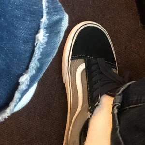 Vans skor - Säljer dessa old school vans i grön, grå färg. Säljer då de tyvärr inte passar mig. Nypris: 899kr. Är i bra skick. Har blåa skosnören utifrån egna preferenser men går självklart att byta till vitt, likt andra bilden😌 möts vid slussen