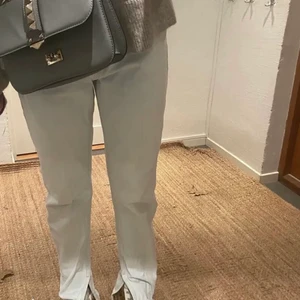 Grå jeans  - Grå jeans från NAKD , lånad bild. 🤍 strl 38 är 167/168 cm lång . Nästan identiska med de från zara 