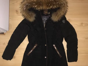 Äkta pälsjacka - Den står att de e storlek 34 men jag har 38 och den passar perfekt💓 väldigt gott skick och varm nu till vintern❤️ hör av er vid frågor