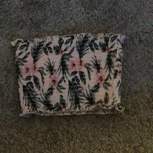 Pink Floral Crop Tube Top - Pink floral cropped tide top from New Look. It’s very small. 💕