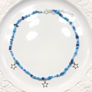 Stjärnhimmel✨💫🌟 - Ett jättefint halsband med massa olika pärlor och 3 st stjärnor. Halsbandet är elastisk och har en förlängningskedja. Frakt INGÅR i priset. Det finns endast TVÅ antal halsband i lager. ⭐️❤️✨❤️⭐️