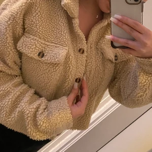 Teddy jacka 🧸 - En jätte fin Teddy jacka kort i längden köp frpn prettylitelthing för 250kr inte min stil längre då jag inte använder den💗