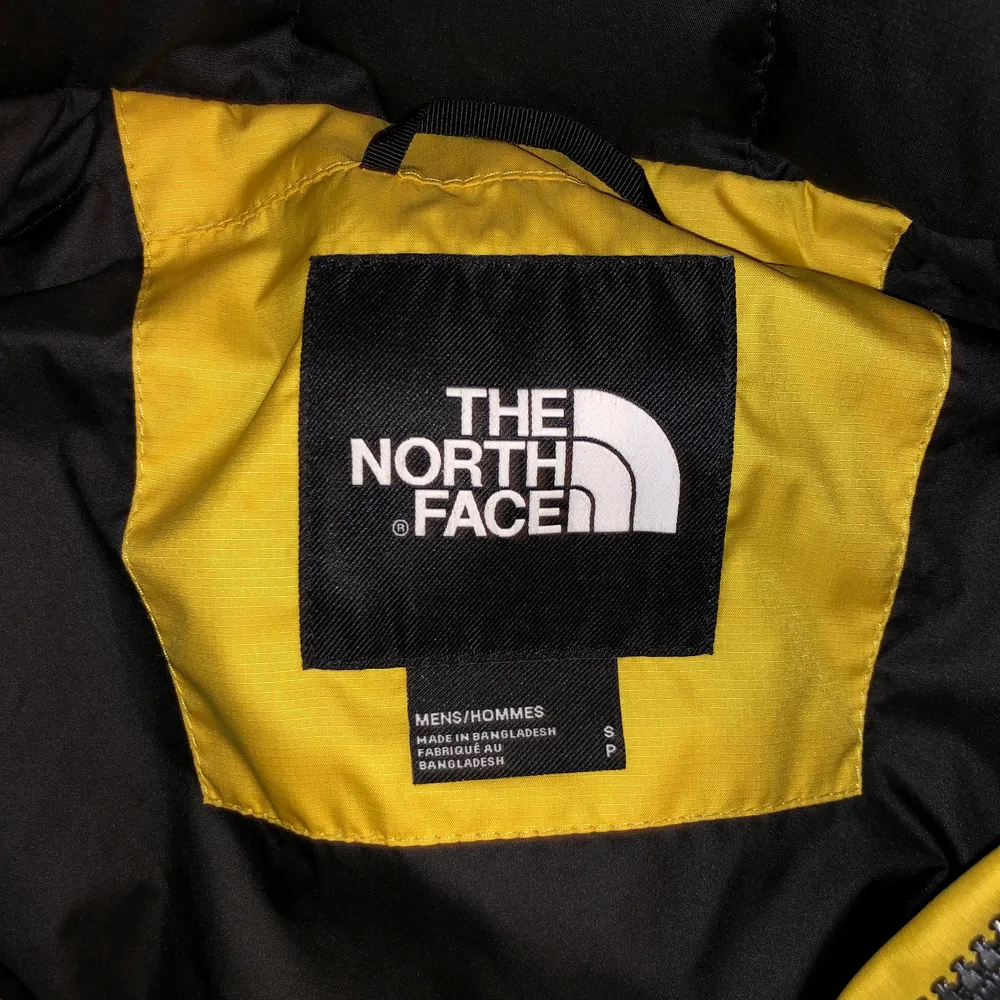 En fräsch relativt ny north face jacka, gul och väldigt varm.. Jackor.