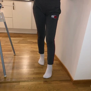 Tommy hilfiger mjukisbyxor. - Säljer mina älskade Tommy hilfiger som tyvärr börjat bli för små för mig där av anledningen till att dem säljs. Dem är strl S, passar mig i längden som är 156. Dem är i bra skick dock använd ganska mycket därav anledningen till lågt pris men utöver det så är det inga fel på dem💓