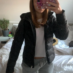 Rock n Blue jacka  - Inte använd mycket hade den under en vinter! Man kan göra den tajtare i midjan även lösare om man vill och ta av och på pälsen, köpte den för 2300kr och säljer nu för 900kr💞 Skriv om du vill ha fler bilder!   (GRATIS FRAKT och kan mötas upp om det är i helsingborg)