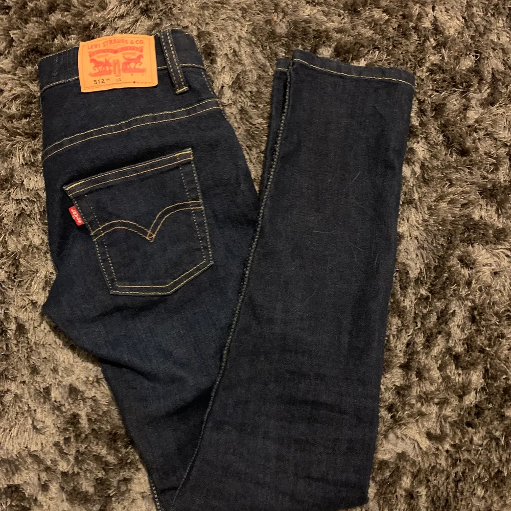Så snygga Levi’s Jeans som sitter ursnyggt. Står i strl 10 å skulle säga att dem var en 25/30. Dem är i jätte bra form och är knappt använda.❤️❤️. Jeans & Byxor.