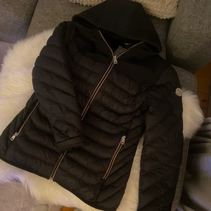 Montcler  - Moncler jacka fint skick, inga defekter! Äkta, passar S & M QR kod finns i jackan!