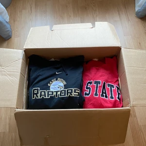 Vintage kläder - Hejsan, här kommer en box med lite blandade vintage kläder. Det är 17 plagg. Mesta är tjocktröjor sen är det någon enstaka t-shirt. 