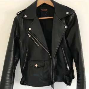 Skinnjacka - (Lägger upp igen pga strul med annons) Superfin skinnjacka från Pull&Bear, mycket fint skick och inga slitningar. Storlek M men skulle snarare säga normal S. Skriv för fler bilder! Priset går att diskutera.💓