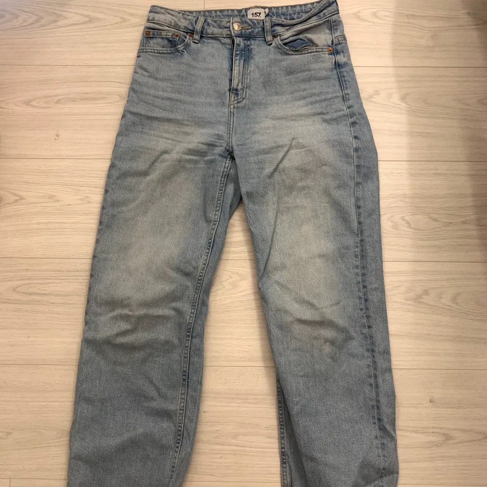 Säljer dessa jeans då dem tyvärr är för små för mig! De är använda en del men är i väldigt gott skick! Storlek S och passar de som är 160 eller kortare perfekt i längden! (köparen står för frakten). Jeans & Byxor.