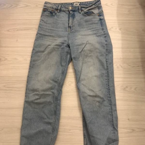 Ljusa jeans från Lager 157 - Säljer dessa jeans då dem tyvärr är för små för mig! De är använda en del men är i väldigt gott skick! Storlek S och passar de som är 160 eller kortare perfekt i längden! (köparen står för frakten)