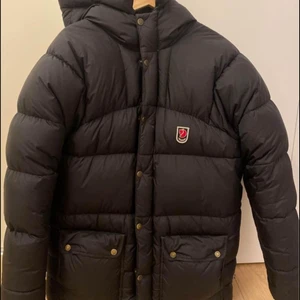 Fjällräven jacka herr S - Trendiga fjällräven jackan i storlek herr S men är väldigt stor i storleken, skulle tro att den passar upp till Medium och Large. Väldigt fint skick, det enda är att den saknar det gula bandet i luvan/kragen men det finns att köpa i fjällrävenbutiken. Kan mötas upp i Stockholm och frakta men köparen står för frakt😄 Startbudet börjar på 3000kr, men kan köpas direkt för 4000kr😊