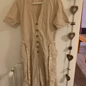 Beige jumpsuit från Ginatricot. Köpt för något år sen för cirka 600kr. Två fickor och ett midjeband för att definiera figuren/anpassa storlek. Behövs strykas lol