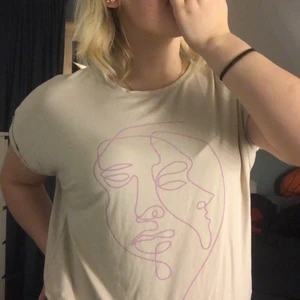 T-shirt med lilla detaljer - Fladdrig tröja med 🟣 tryck ,st s 