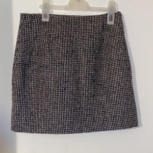 Kjol  - Säljer denna kjolen, aldrig använd. Storlek: 38. Skriv för fler bilder eller frågor. 