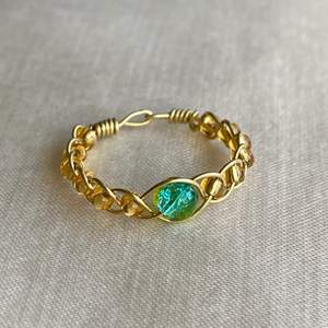Handgjord ring ”draköga” med krackelerad pärla 🐉. Kan göra efter önskad storlek. 