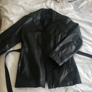 Skinnjacka  - Jacka i storlek S-M. Går att buda på! Budgivning avslutas kl. 13 12/5 