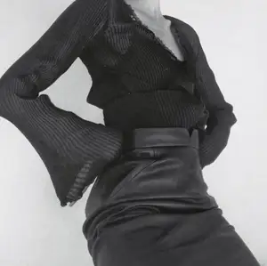 En svart medellång läderkjol i skinnimitation från Zara i storlek M. Bra skick! 