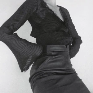 Läderkjol från Zara - En svart medellång läderkjol i skinnimitation från Zara i storlek M. Bra skick! 