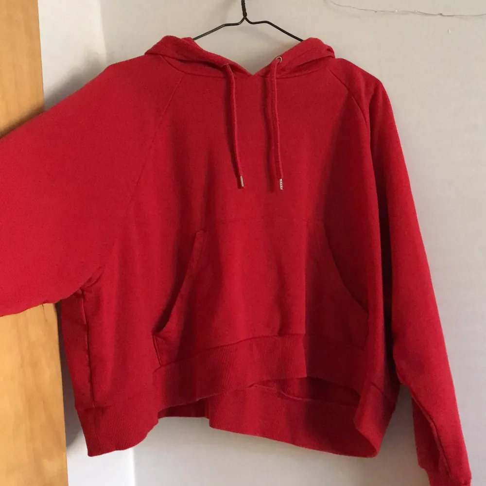 En fin röd cropped hoddie från Monki och den är oversized. Hoddien är i väldigt bra skick. Spårbar frakt 90kr. Hoodies.