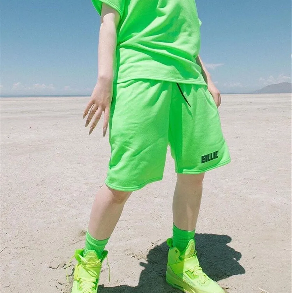 Säljer dessa coola Billie Eilish shortsen i en limegrön färg. Merchen är ifrån 2019. Har två par i storlek M, ingen av de är använda 💚   175 kr styck, exklusive frakt!. Shorts.
