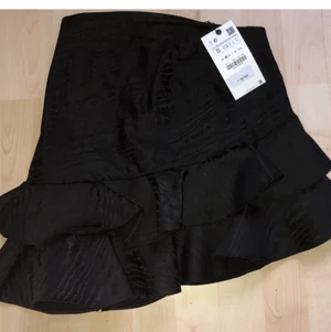 Volangkjol  - Volangkjol med zebraliknamde svart mönster💓 kan nog även passa en xs