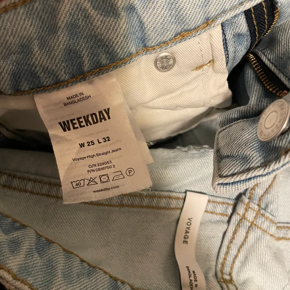 Ljusblåa raka jeans i bra skick från weekday. Säljer pga de har nu blivit försmå. . Jeans & Byxor.