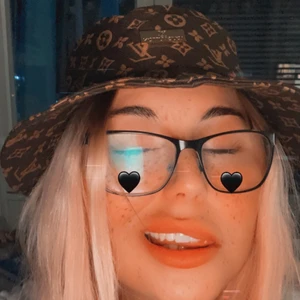 Lv hat  - Fick den i present men vågar aldrig gå ut bland folk med den så säljes fast jag älskar den.