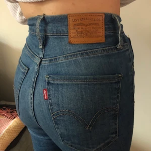 Levi’s Jeans  - Jag säljer ett par jeans från Levi’s. Modellen heter mile high super skinny. De är klippta nere vid fotlederna och innerbenslängden är ca 60, passar perfekt för dig som är runt 150. De är i befintligt skick. Hör av dig om du är intresserad 💞💞