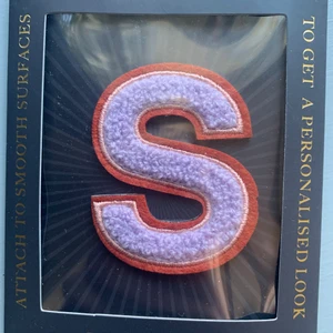 Snygga tyg klistermärken  - Tyg klistermärken i bokstäverna S och C. Går att sätta på allt, jag har ett på mobilskalet. Har klister på baksidan som man fäster med💞. 50kr/ st. Originalpris=100kr. Frakt är 14kr ich 