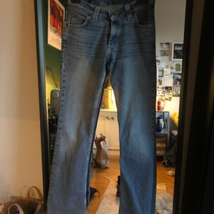 Bootcut jeans LEE - Ljusblåa trendiga bootcutjeans från Lee! Low waist! Passar tyvärr inte så kan inte ta bild på.... Avklippta så de släpar i marken på mig som är 160! Sömmen har gått upp lite vid ena fickan, enkelt att laga men kan skicka bild om du vill😇 står att det är waist 28 och sitter lite oversize på mig som brukar ha waist25