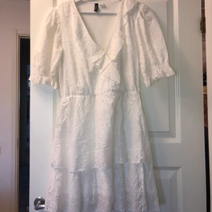 Sommar och studentklänning! - Säljer den perfekta studentklänningen/sommarklänningen från HM. Som man ser på sista bilden har jag lagt till ett knäppe då jag tyckte den var för urringad men det är bara att sprätta upp om man ej vill ha det! ❤️🌸🧚🏻