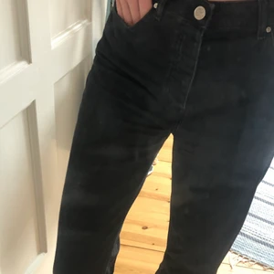 Vida jeans från Bikbok - Jättefin svart nyans som passar till allt :)) Säljer pga de är lite stora på mig 💓 Nypris: 600kr. 110 + frakt😌(Kan även mötas upp i Jkpg) Priset kan diskuteras. Kan även skicka fler bilder vid intresse 
