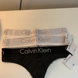 Oanvända Calvin Klein string  - Helt oanvända stringtrosor med lapparna kvar. Fick fyra stycken i present men de är tyvärr för små för mig o kunde inte byta de. Stl S men passar även Xs. Två vita och ett par svarta. Originalpris ligger runt 249 kr. Säljer alla för 350 kr inkl frakt eller ett par för 125 kr inkl frakt. Pris går alltid att diskutera 