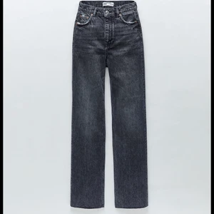 Zara Jeans - Säljer dessa väldigt trendiga slutsålda byxorna från Zara på grund av att dom är för små för mig:( väldigt fint skick! Modellen heter 90s full lenght och dom är i mid. Om flera är intresserade blir det budgivning eller köp direkt för 400+frakt💗💗 bara att skriva för fler bilder💗 OBS!! Om du budar betyder det att du vill och kan köpa💗