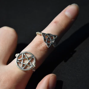 Ring pentagram  - Pentagram eller triquetra ring i silvrig metall. 