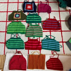 Toppar virkade av mig! - Jag älskar att virka och har nu börjat göra toppar. De passar flera storlekar då de går att knyta i ryggen men mest mellan XS-L. Storlekarna beror på hur man vill att dem ska sitta/hur mycket rygg man vill visa. Vissa är lite längre och andra lite kortare. Jag kommer ta 250 kr + frakt då jag lägger mycket tid på dem och pengar för materialkostnad. Kan göra specialbeställningar i alla möjliga färger och storlekar! Alla på första bilden är till salu utom den längst ner till vänster men om en sån önskas kan jag göra en till! Kolla gärna in min profil för fler bilder på hur de sitter på! 💓💓💓