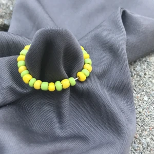 Egengjord pärlad ring🥰 - Egengjord pärlad ring på silvrig smyckes tråd. Gröna och gula pärlor.                 stl: M-L                                     Den är Nickel fri, Bly fri och Kadium fri!!!