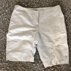 Linne shorts - Beigea linneshorts, använda typ en gång men för små nu. 
