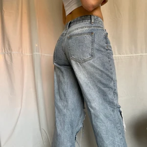 Pretty little things jeans - Snygga jeans med washed lut stil. Köpa på pretty little things. 