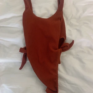 Baddräkt - Från pretty little thing, kntytning vid midjan