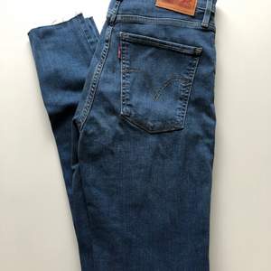 Tighta, stretchiga och högmidjade jeans från Levi’s i modellen mile high. Storlek 26. Aldrig använda!