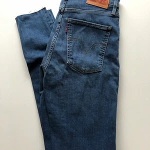 Levi’s mile high - Tighta, stretchiga och högmidjade jeans från Levi’s i modellen mile high. Storlek 26. Aldrig använda!